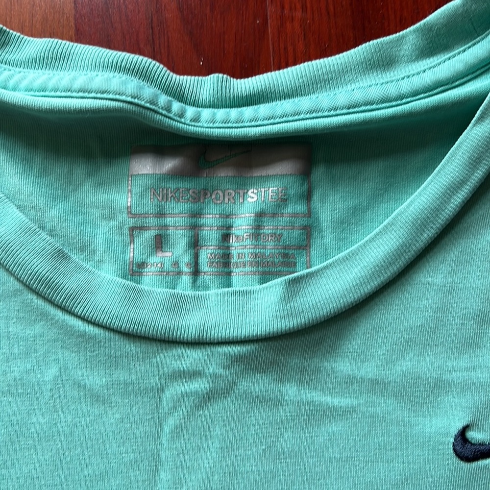 Nike top large - Picture 2 of 3